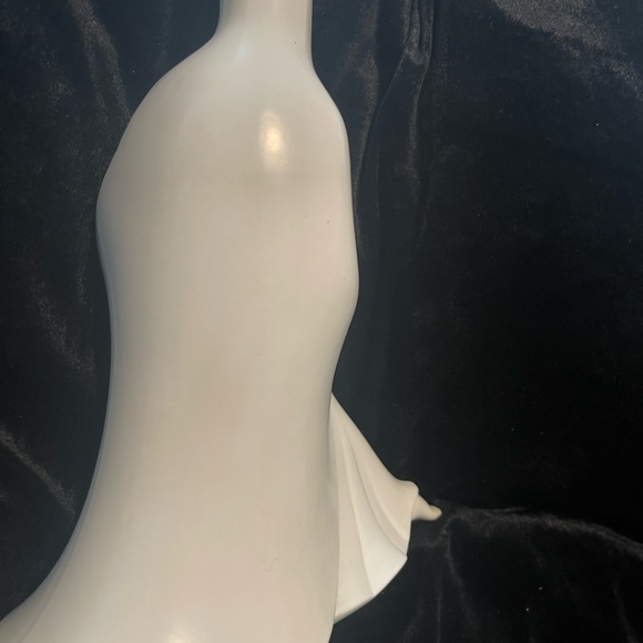 Beautiful Porcelain Seated Madonna with Baby Jesus. 9” high 8.5” at the widest - Picture 12 of 12